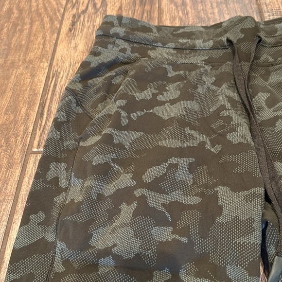 Lululemon Readt to Rulu Camo jogger size 8 - Picture 4 of 9